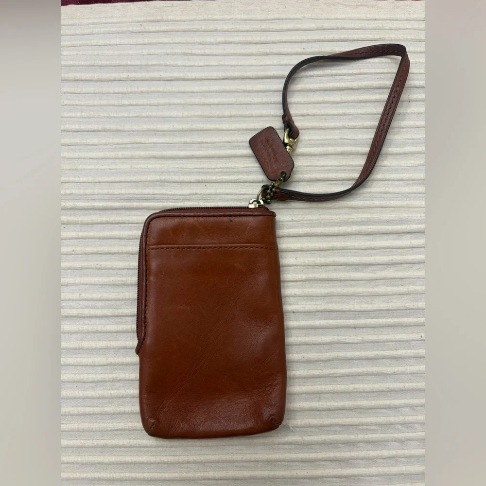 COACH Wristlet brown zipper closure w clasp on leather strap - Picture 7 of 7